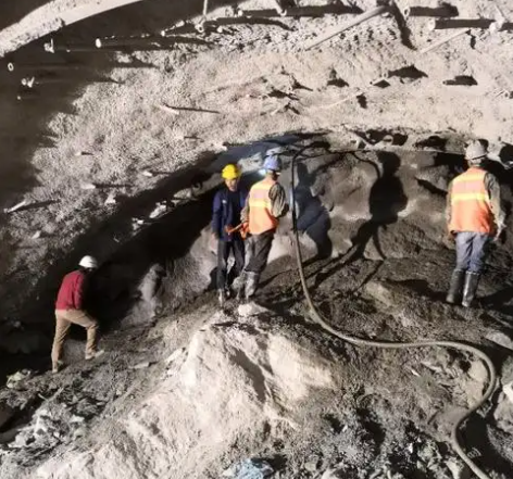 通江拱顶带模注浆料的施工流程及注意事项